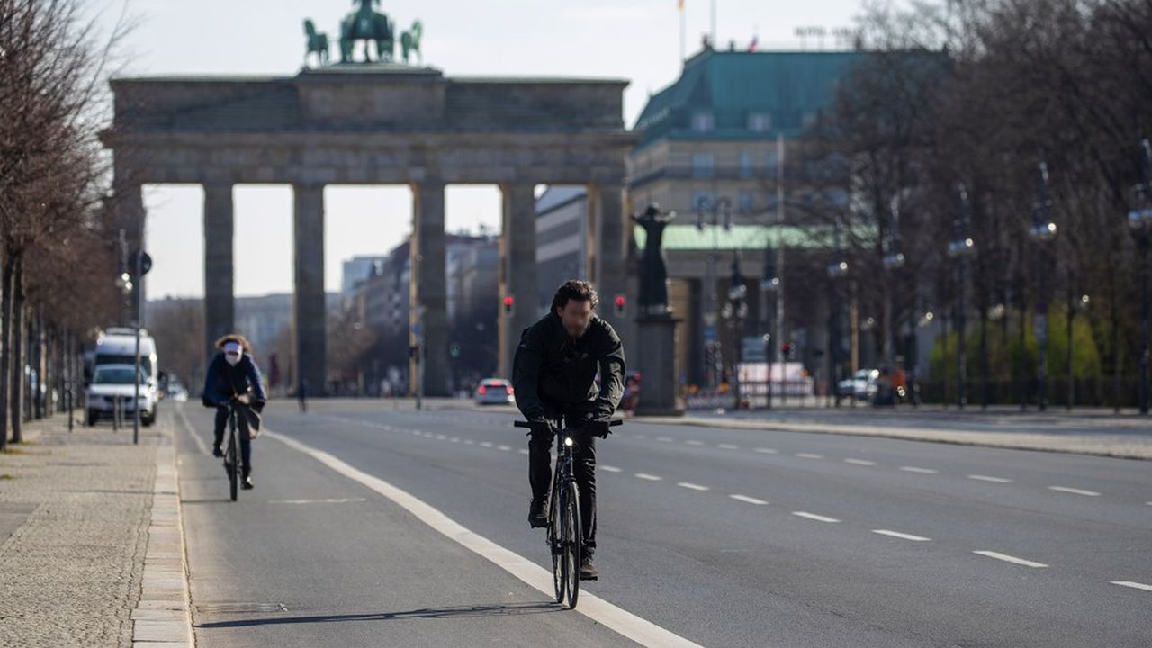 Les restrictions de circulation destinées à enrayer la propagation du Covid-19, comme ici à Berlin, ne contribuent pas seulement à améliorer la qualité de l'air. Elles orientent aussi à la baisse les émissions de gaz à effet de serre, principal agent dans le réchauffement climatique.