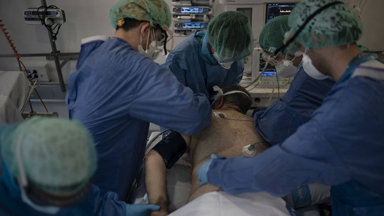 Des médecins et infirmiers assistent un malade du Covid-19 dans la librairie d'un hôpital improvisée en centre de soins intensifs à Barcelone.