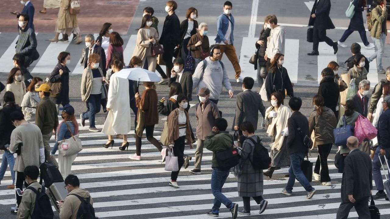 Le 7 avril dernier, les Tokyoïtes qui se pressent au carrefour de Shibuya n'ont pas l'air de se préoccuper de l'état d'urgence qui a été décrété la veille par le gouvernement.