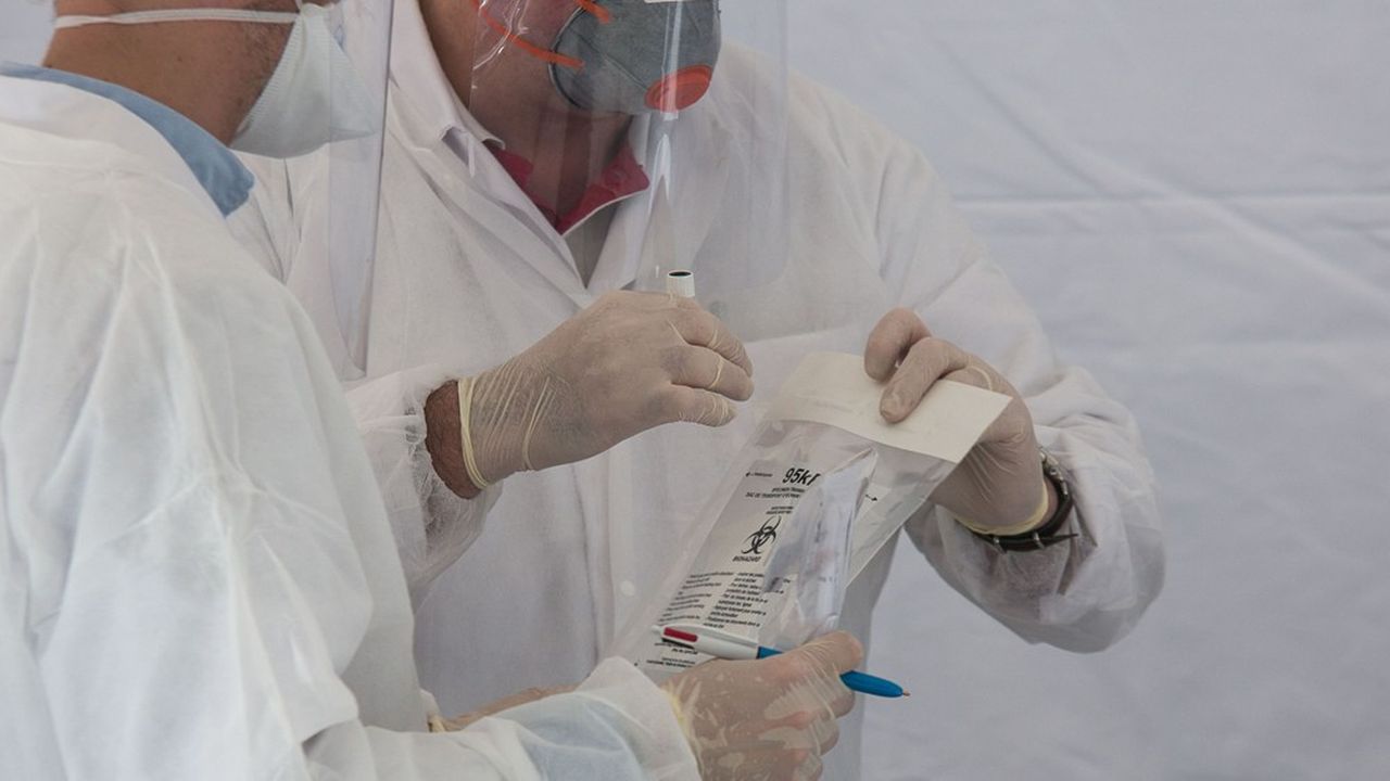 Les tests commandés par l'Essonne ne sont pas les tests moléculaires habituels qui permettent de détecter le virus via un écouvillon placé dans le nez, mais s'opèrent par prélèvement sanguin