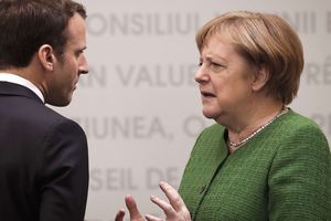 Le président de la République française Emmanuel Macron en discussion avec la chancelière allemande Angela Merkel, en mai 2019 lors d'un sommet européen en Roumanie.