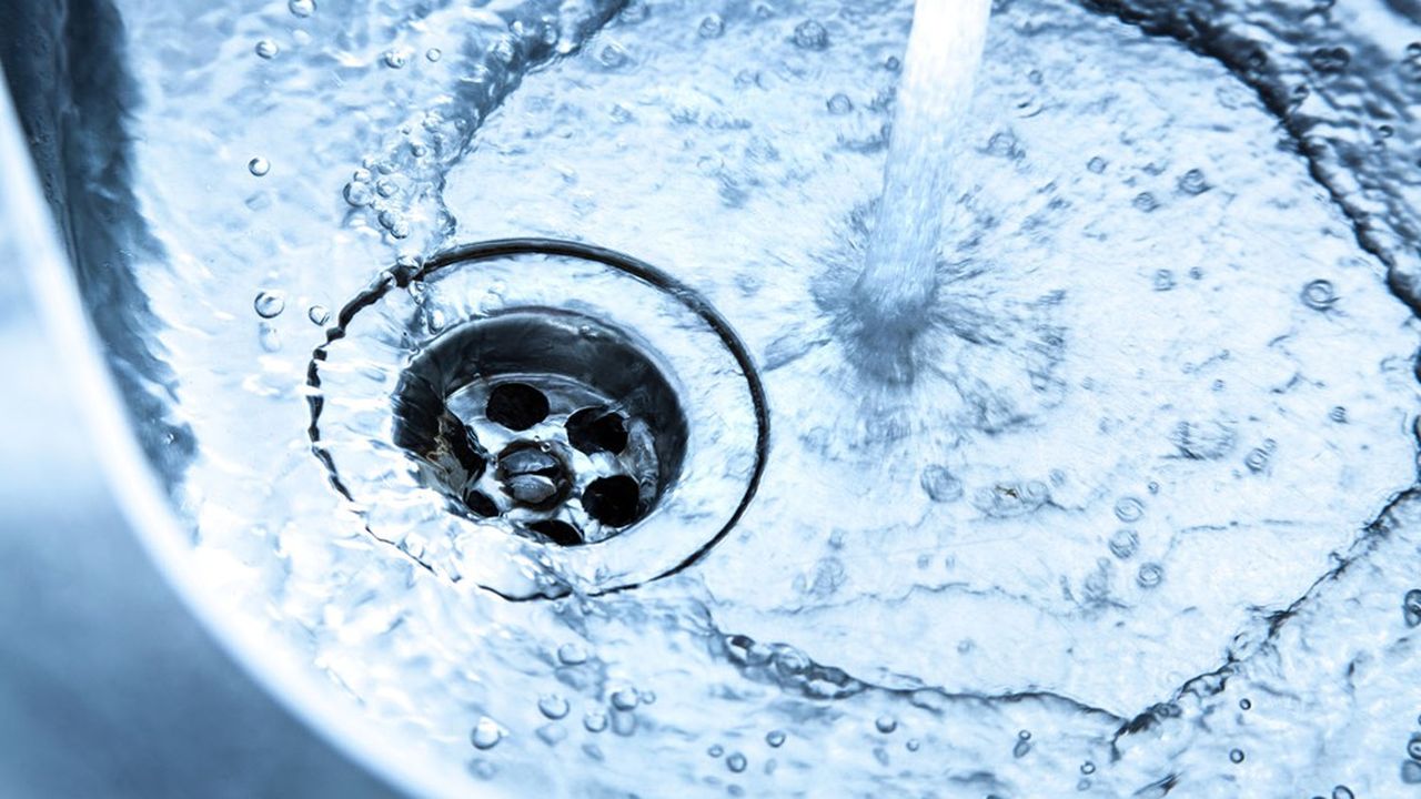 La chloration de l'eau du robinet est en temps normal de 0,1 milligramme par litre, soit deux gouttes de chlore pour une baignoire de 200 litres d'eau, l'accroître est sans conséquence et l'eau reste potable même pour les populations les plus fragiles.