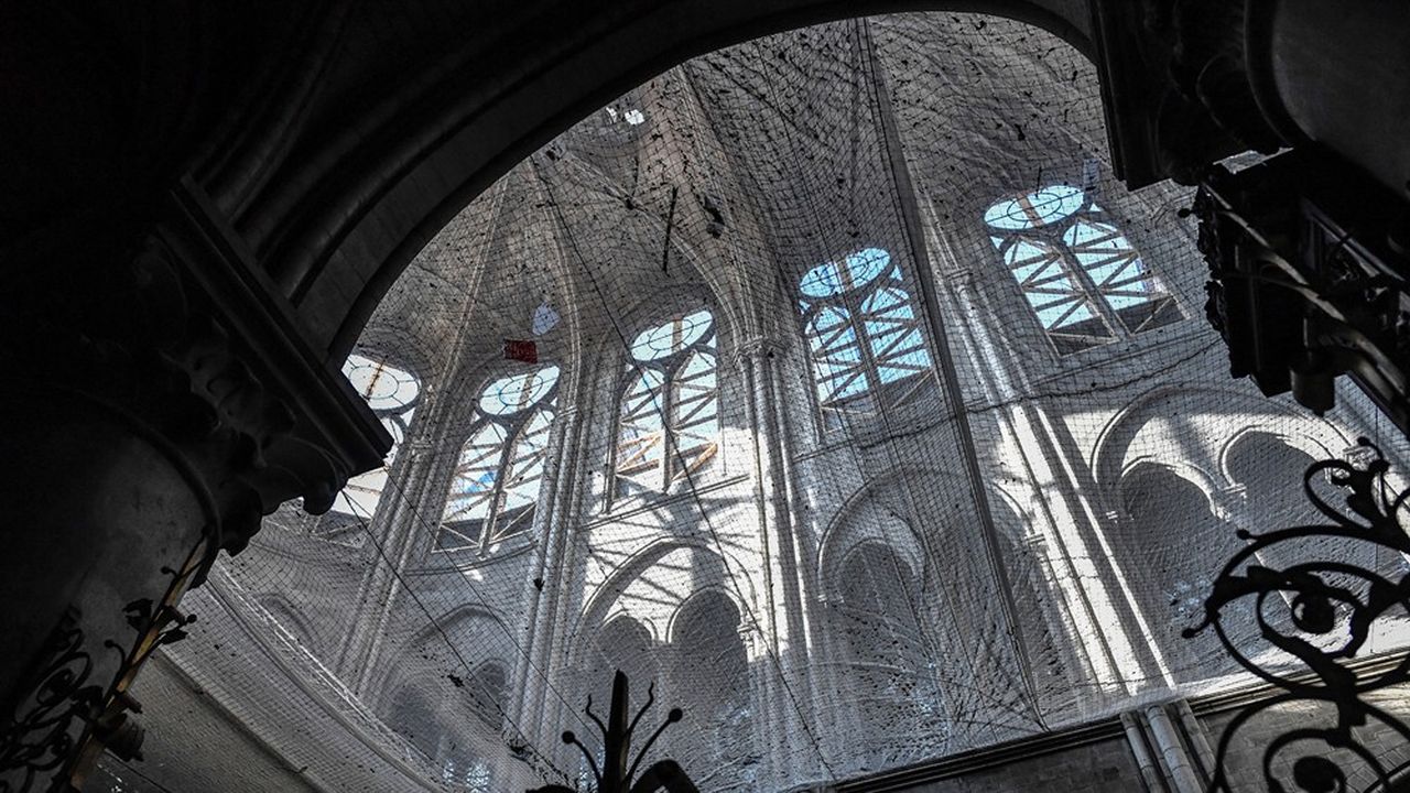 Une partie encore intacte de la nef, une fois que les vitraux hauts ont été enlevés par les maîtres verriers.