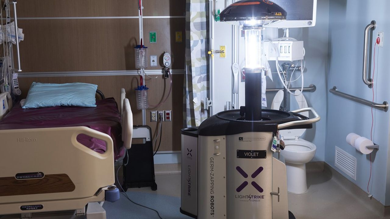 Le robot de Xenex, une entreprise texane, utilise les rayons ultraviolets pour désinfecter les chambres des hôpitaux.