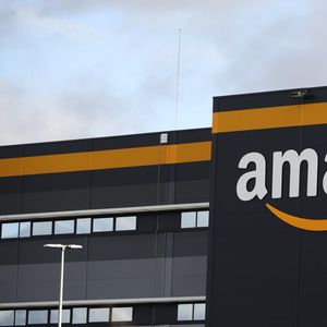 Amazon a décidé de fermer temporairement ses centres logistiques français.