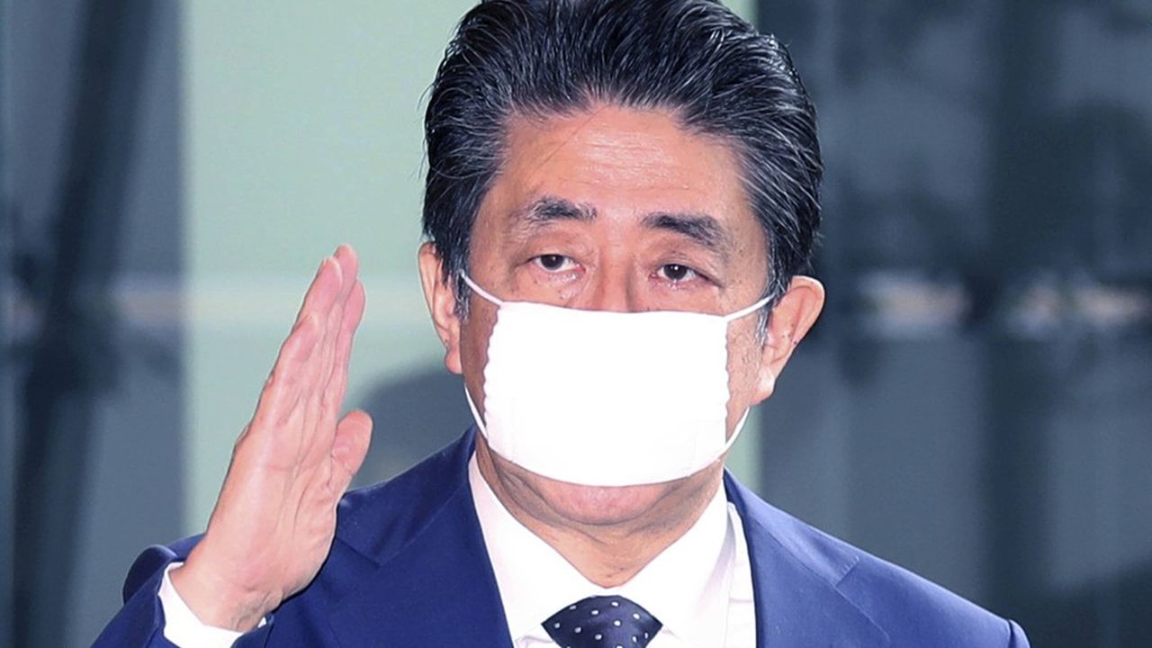 Le Premier ministre nippon Shinzo Abe porte un masque alors qu'il arrive à son bureau le 16 avril 2020.