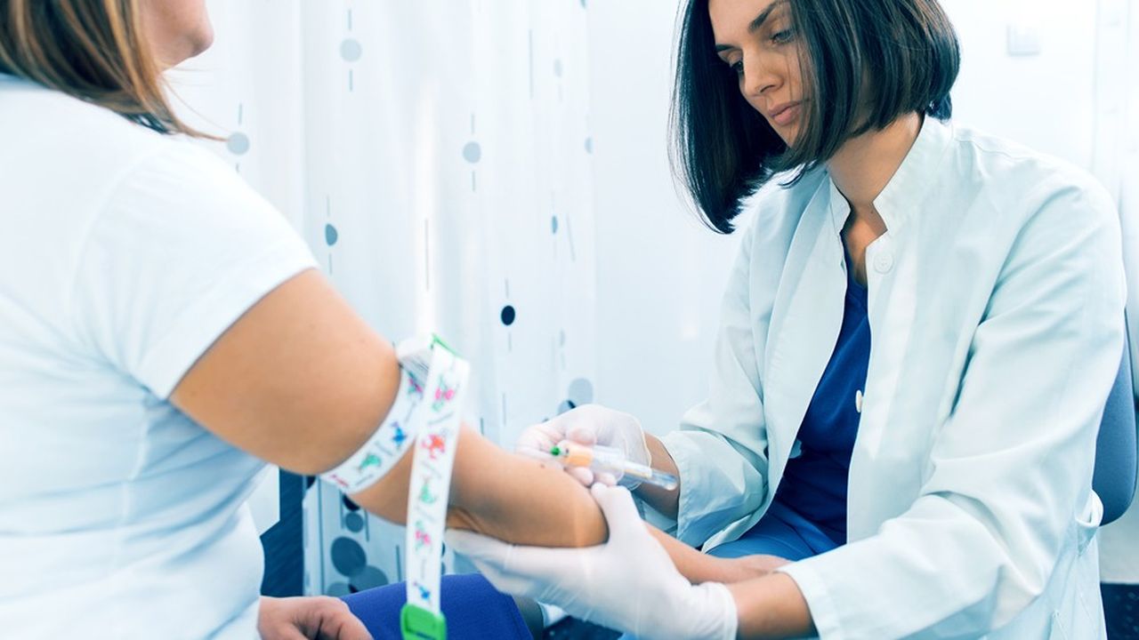 Les tests sérologiques détectent la présence dans le sang des anticorps développés contre le virus si la personne a été infectée.