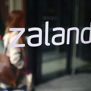 La baisse des ventes en mars et la dépréciation de ses stocks de 40 millions d'euros devraient faire basculer le bénéfice d'exploitation (Ebit) de Zalando dans le rouge au premier trimestre, mais le groupe se montre optimiste pour l'avenir.