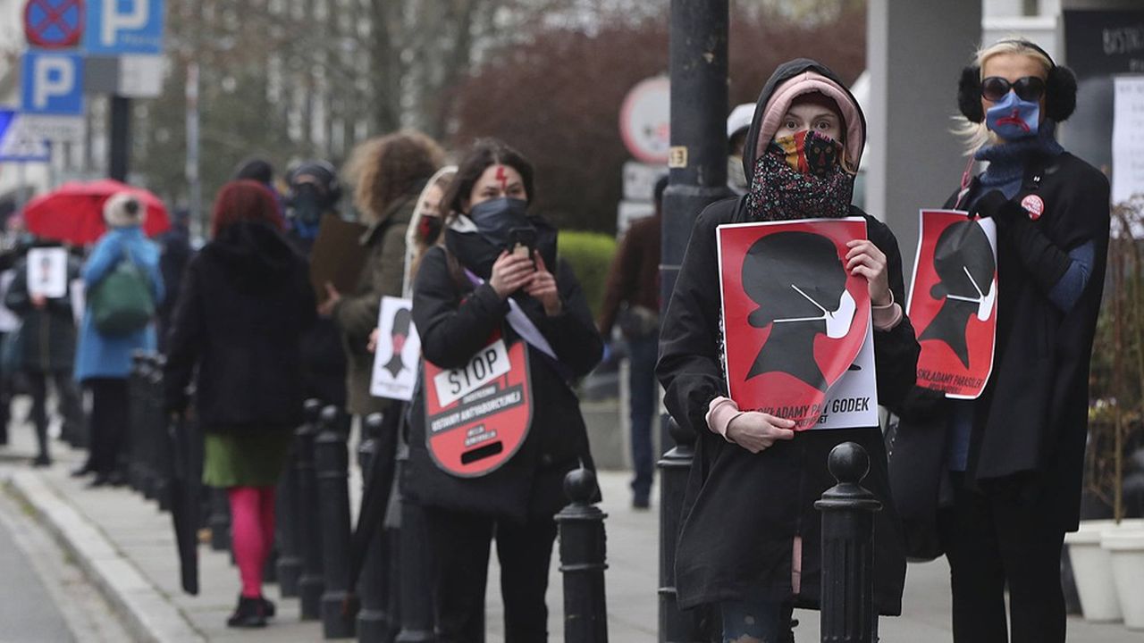 Les militantes polonaises des droits de femmes ont bravé l'interdiction de se rassembler mercredi pour protester près du Parlement contre le projet de loi anti-avortement
