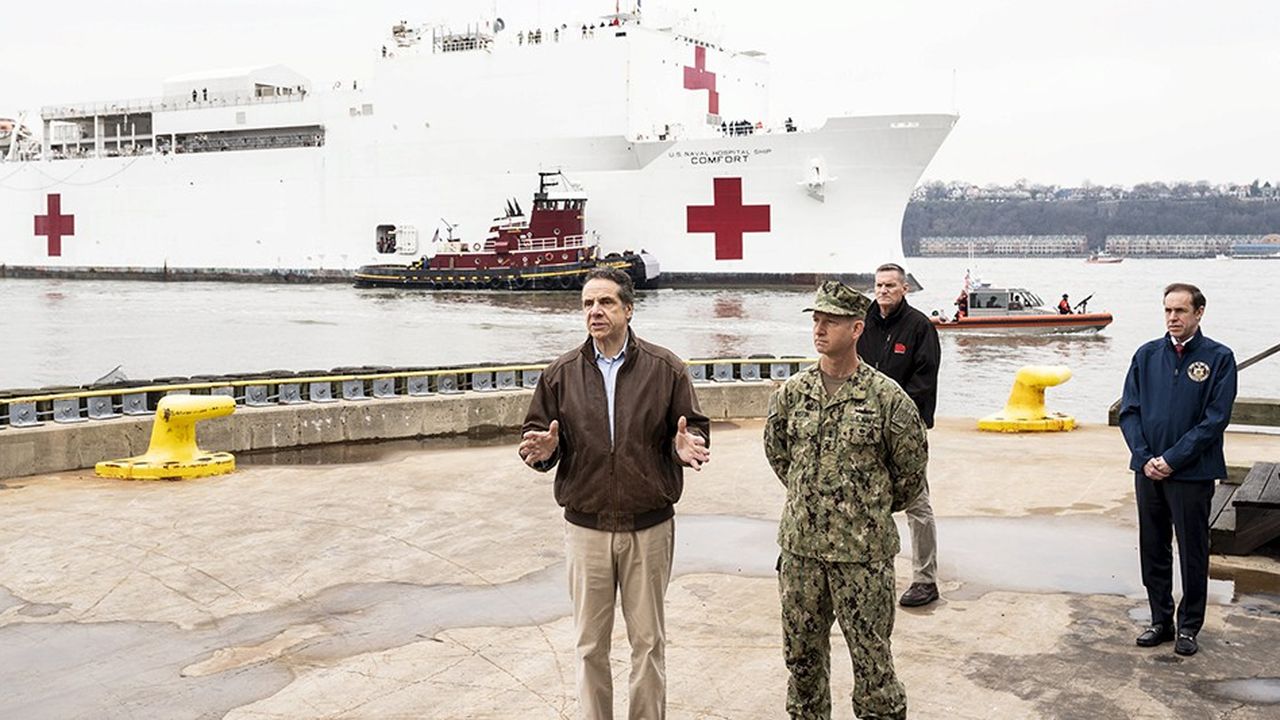 Le 30 mars, à New York, Andrew Cuomo accueille le navire-hôpital USNS Comfort, comptant 1000 lits médicalisés.