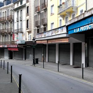 Une rue commerçante déserte à Lourdes (Hautes-Pyrénées).