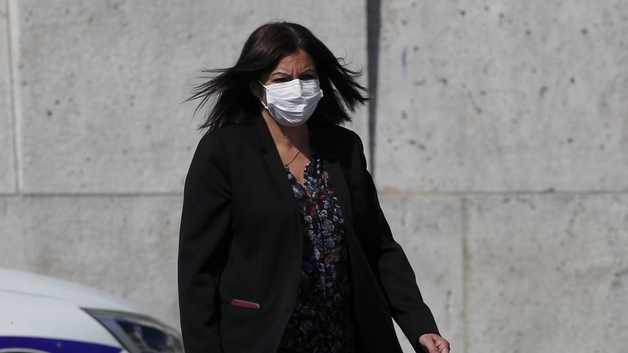 Dans la lutte contre le coronavirus, priorité aux masques et aux tests, explique la maire de Paris.