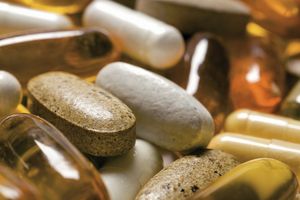 Chez certains patients, la prise de médicaments anti-inflammatoires non stéroïdiens - comme l'ibuprofène ou le kétoprofène - a eu des effets secondaires graves.