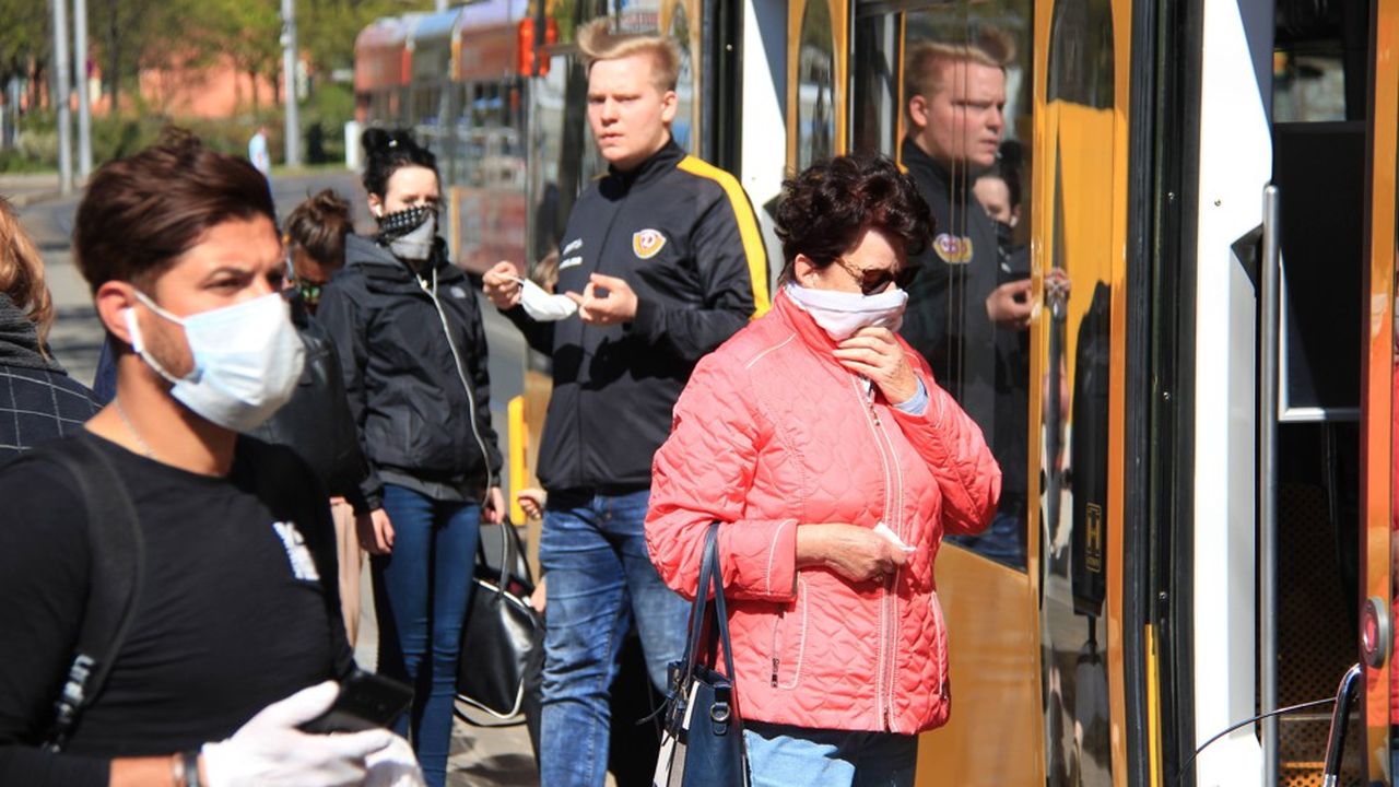 A Dresde, les habitants ont fait la queue devant la mairie lundi pour recevoir des masques gratuits.