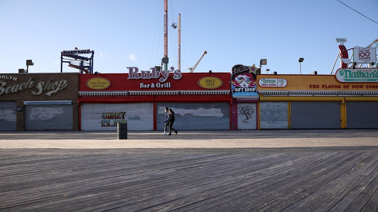 Les magasins sont fermés sur la promenade de Coney Island, à New York.