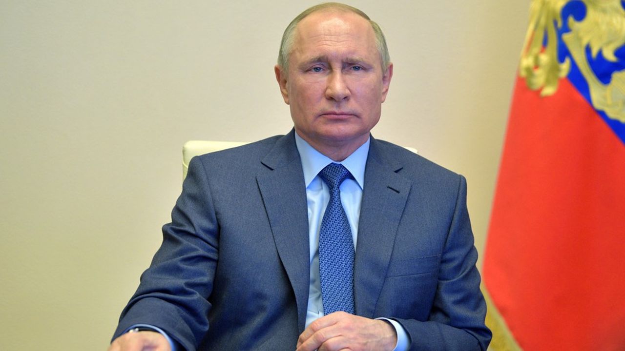 Dans sa résidence d'Etat de Novo-Ogaryovo, le président russe Vladimir Poutine participe à une vidéoconférence, le 20 avril 2020, sur la pandémie.