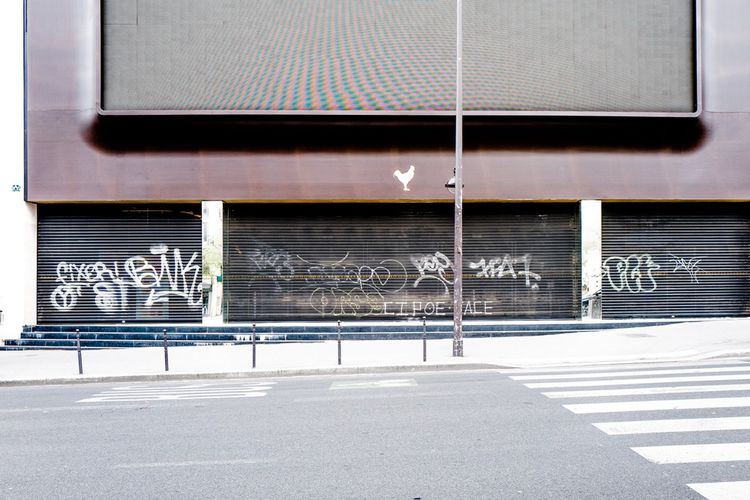 Comme les quelque 2000 autres cinémas de France, le Pathé Wepler, à Paris, attend derrière ses rideaux baissés une réouverture dont nul ne sait quand et comment elle interviendra.