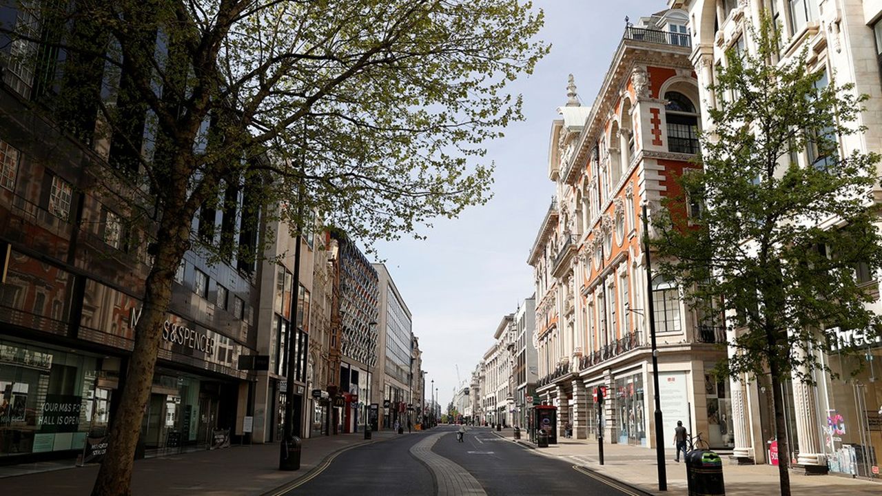 D'ordinaire très fréquentée, Oxford street reste désespérément vide, à cause du confinement lié au virus, le 15 avril à Londres.