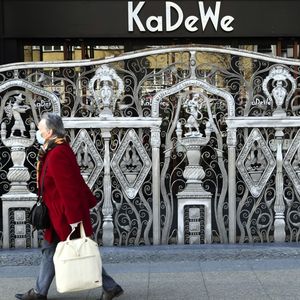 Samedi les clients du grand magasin KaDeWe de Berlin n'étaient autorisés à accéder qu'au département beauté au rez-de-chaussée ou gourmet au sixième, dans une ambiance d'opération limitée pour VIP. REUTERS/Annegret Hilse