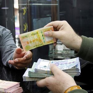 Dans un bureau de change du quartier de Furn el Chebbak, dans la banlieue de Beyrouth, le dollar s'échangeait à 3.900 livres libanaises samedi, soit une hausse de près de 160 % par rapport au taux de change officiel.