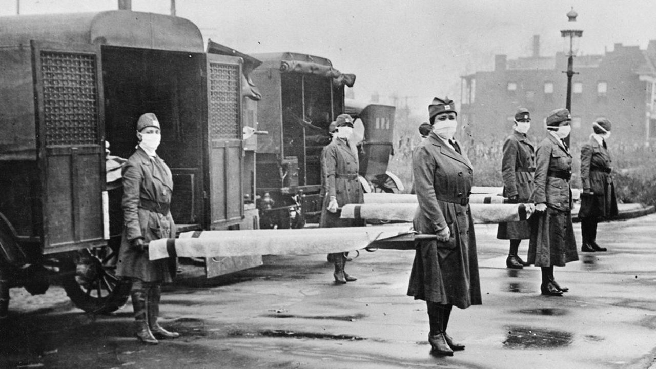 Octobre 1918, le personnel de la Croix-Rouge se prépare à évacuer des victimes de la grippe espagnole.