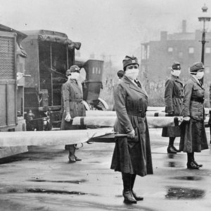 Octobre 1918, le personnel de la Croix-Rouge se prépare à évacuer des victimes de la grippe espagnole.
