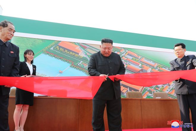 D'après l'agence de presse KCNA, le dirigeant âgé d'environ 35 ans a inauguré une usine d'engrais à Sunchon, près de la capitale Pyongyang, en compagnie de dignitaires et de sa soeur et conseillère Kim Yo Jong.