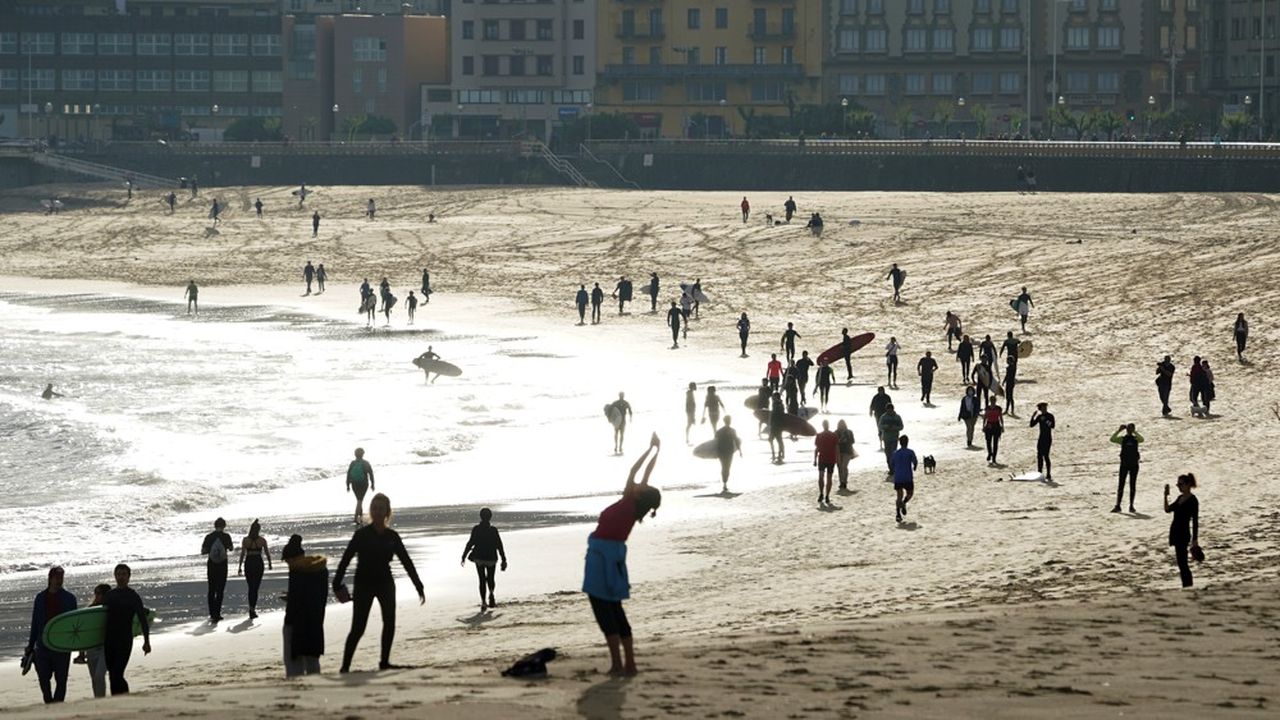La plage de Zurriola, à San Sebastian, est envahie par promeneurs et baigneurs après que le gouvernement a allégé les restrictions de déplacements pour la première fois en sept semaines ce week-end.