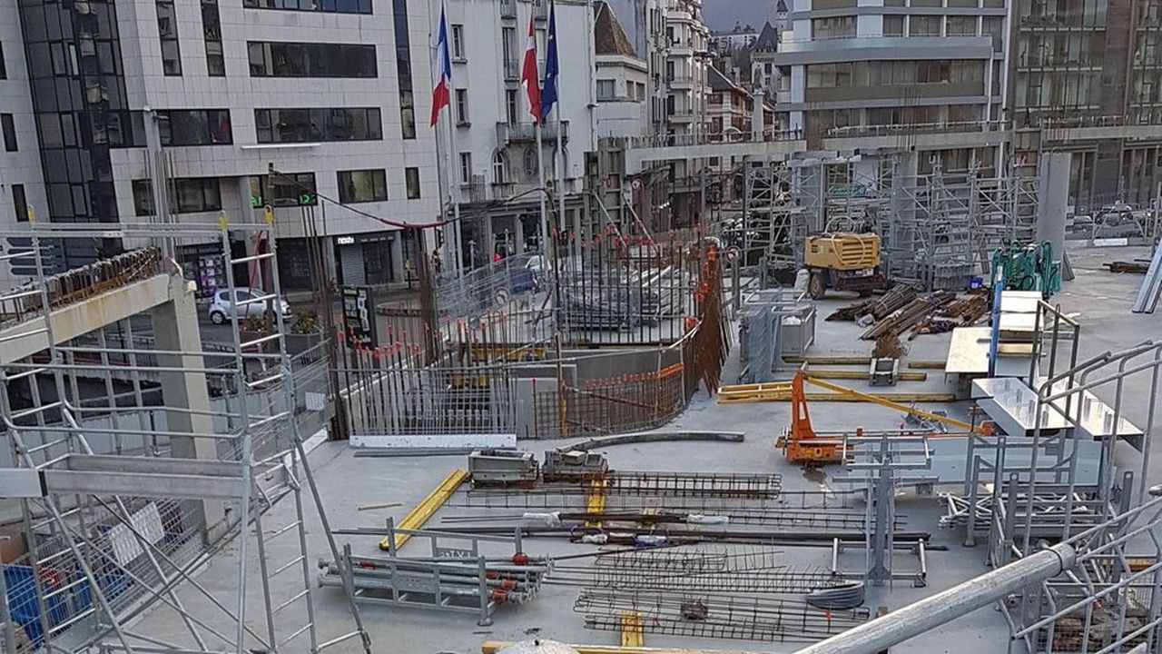 Les chantiers sur les parkings en construction à Chambéry ont repris au ralenti.
