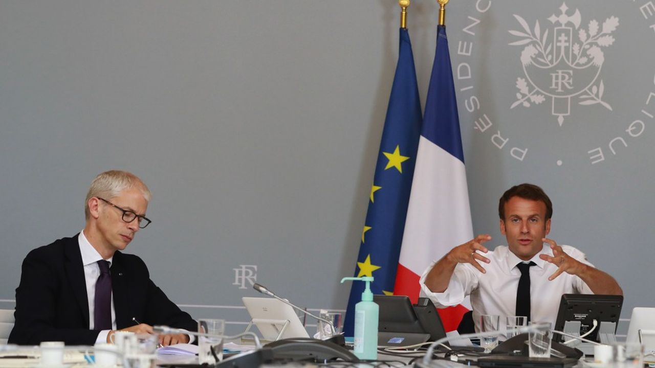 Emmanuel Macron s'exprimait à l'issue d'une visioconférence avec des artistes.