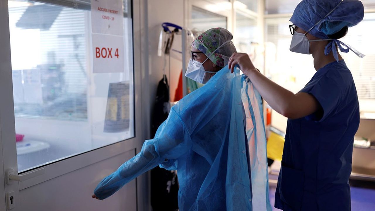 Le 17 avril, à la clinique de l'Orangerie de Strasbourg (Bas-Rhin), une équipe médicale de l'unité de soin intensif pour les patients atteints du SARS-CoV-2.