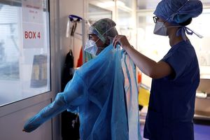 Le 17 avril, à la clinique de l'Orangerie de Strasbourg (Bas-Rhin), une équipe médicale de l'unité de soin intensif pour les patients atteints du SARS-CoV-2.
