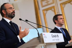 Le Premier ministre Edouard Philippe et Olivier Véran, le ministre de la santé, lors d'une conférence de presse à Matignon le 7 mai.