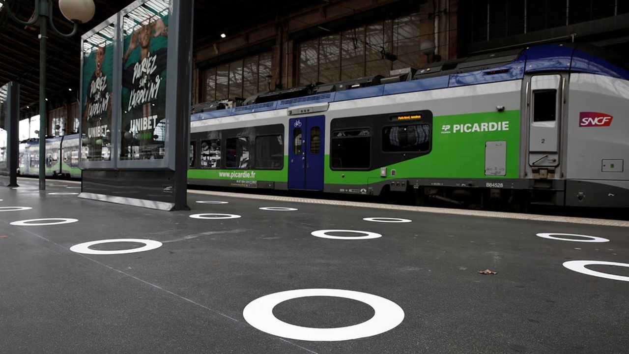 Des ronds en plastique pour indiquer la distance à tenir entre passagers à la Gare du Nord