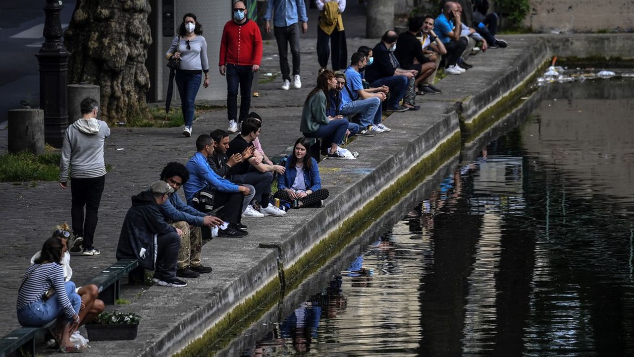 Selon un journaliste de l'AFP, des dizaines de personnes s'étaient rassemblées lundi soir, le long des berges du canal Saint-Martin à Paris.