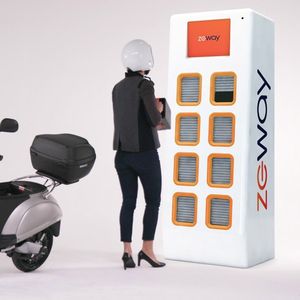 L'offre de location de Zeway associe un scooter électrique à batterie interchangeable à un réseau de petites stations d'échange et de recharge de batteries.