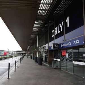 Fermé au trafic commercial depuis le 31 mars, l'aéroport d'Orly pourrait finalement reprendre progressivement son activité dès le début de l'été.