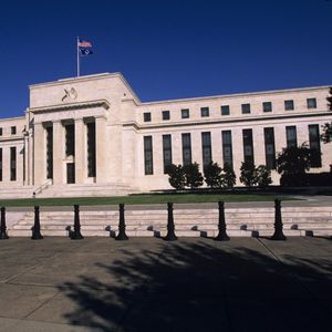 Aux Etats-Unis, la Réserve fédérale est à l'oeuvre pour sécuriser la quasi-totalité du crédit privé, étatique et municipal au sein de l'économie.