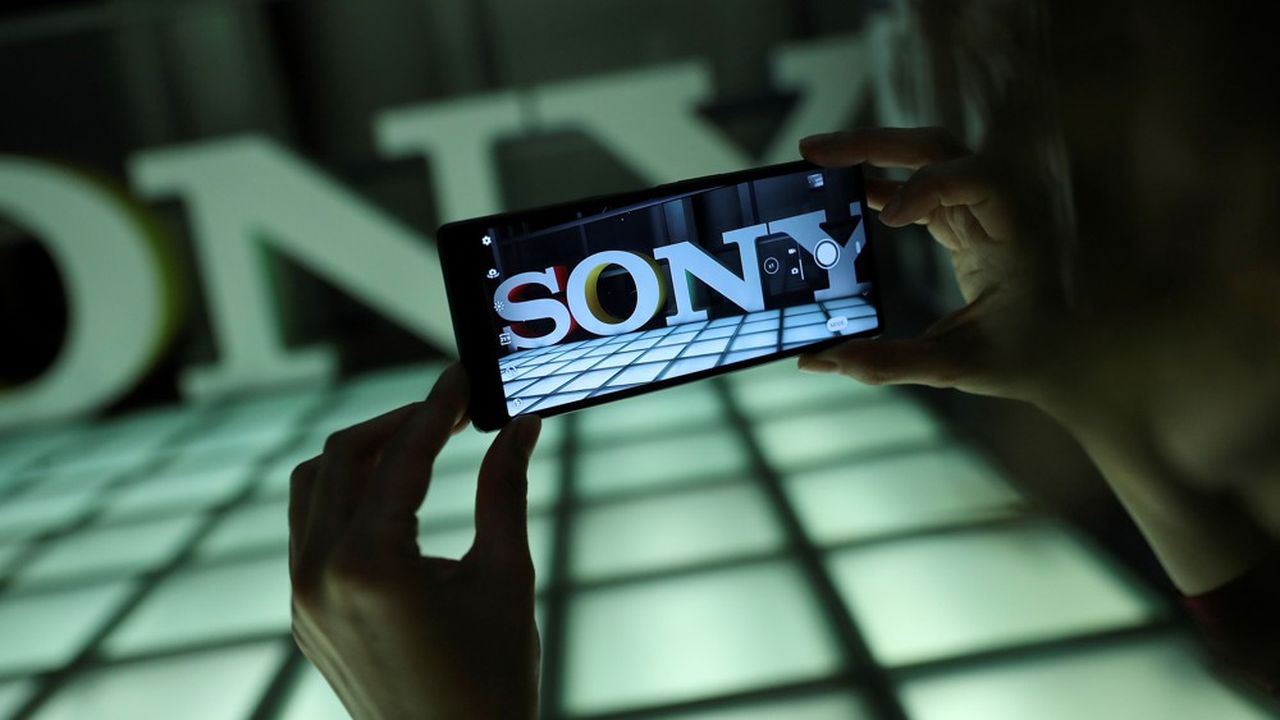 Sony a profité de ventes de jeux vidéo et de films en ligne plus dynamiques, mais sa division électronique a perdu énormément de commandes du fait de la fermeture des magasins