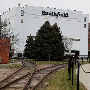 Certains sites, comme l'abattoir de Smithfield à Sioux Falls, ont fermé temporairement, mais d'autres ne rouvriront pas.