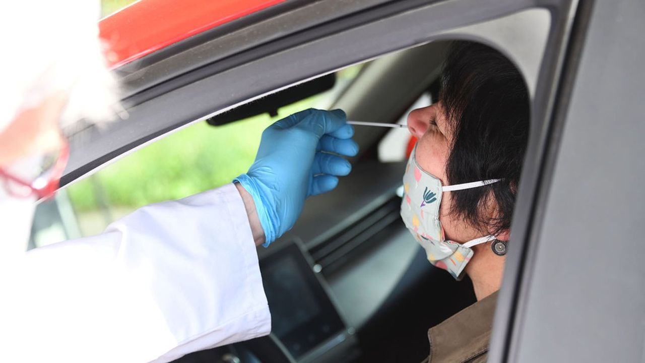Certains laboratoires biologiques ont mis en place des « drive » pour tester les patients dans leur voiture.