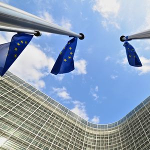 La Commission européenne a organisé début mai une conférence de donateurs qui a permis de réunir 7,4 milliards d'euros en faveur de la recherche contre la Covid-19.