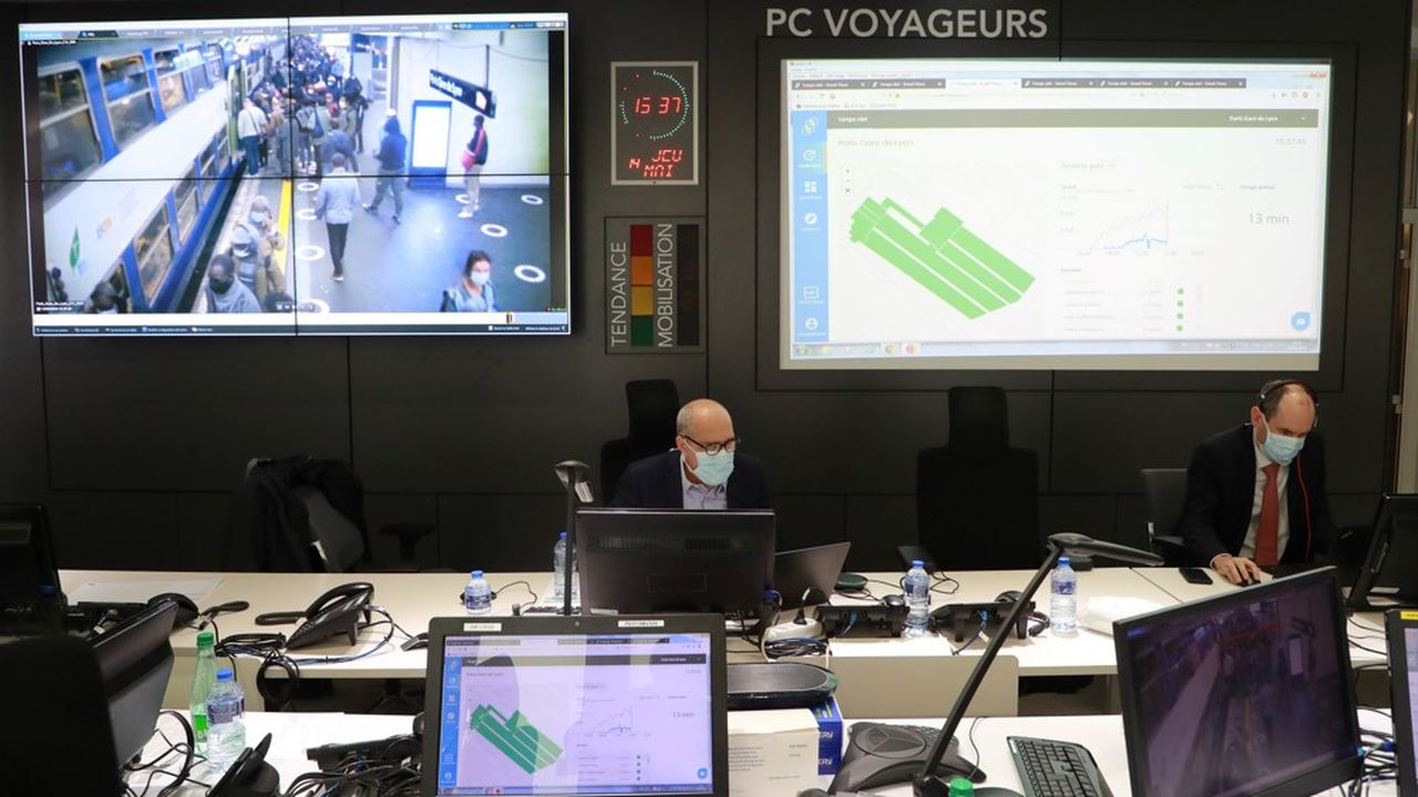 A Paris près de la Gare de l'Est, cinq agents SNCF observent le réseau national et les trains en temps réel, afin de surveiller les pics d'affluence.