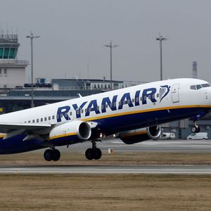 Ryanair et ses filiales européennes Buzz, Lauda et Malta Air vont réduire leurs effectifs et fermer des bases.