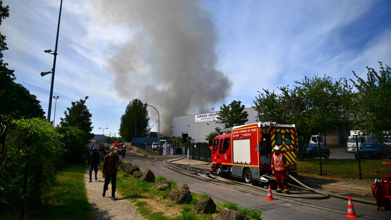 Un important incendie s'est produit lundi matin dans un entrepôt du Blanc-Mesnil (Seine-Saint-Denis), mitoyen de la « première » usine de masques
