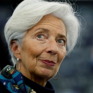 Christine Lagarde arrivée à la tête de la Banque centrale européenne début novembre dernier, se dit totalement déterminée à poursuivre sa politique monétaire malgré le jugement de la Cour suprême allemande.