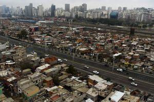 Près de 40.000 habitants survivent dans le bidonville 31, le plus ancien de Buenos Aires, au milieu de rues boueuses, de petites maisons en briques sans fondations et de services de base minimums.