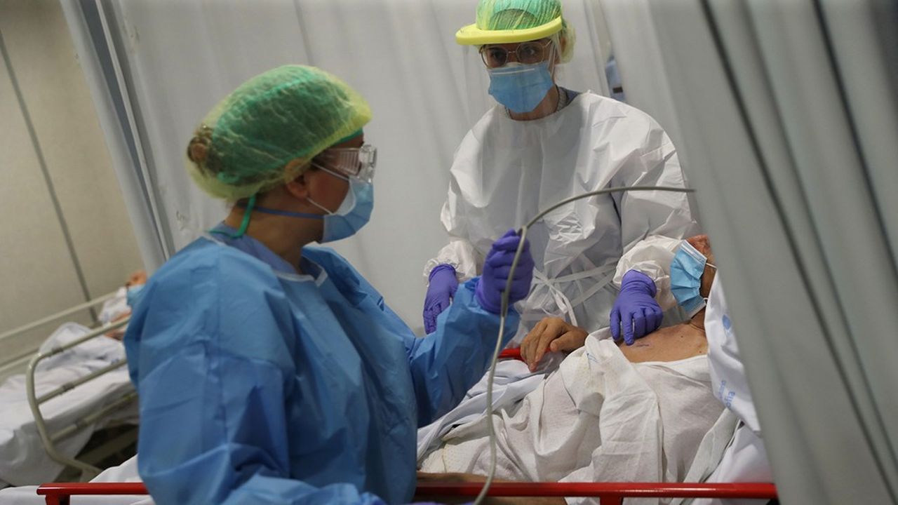 Des soignants traitent un patient en détresse respiratoire dans un hôpital en Espagne, quatrième pays le plus touché au monde par l'épidémie.