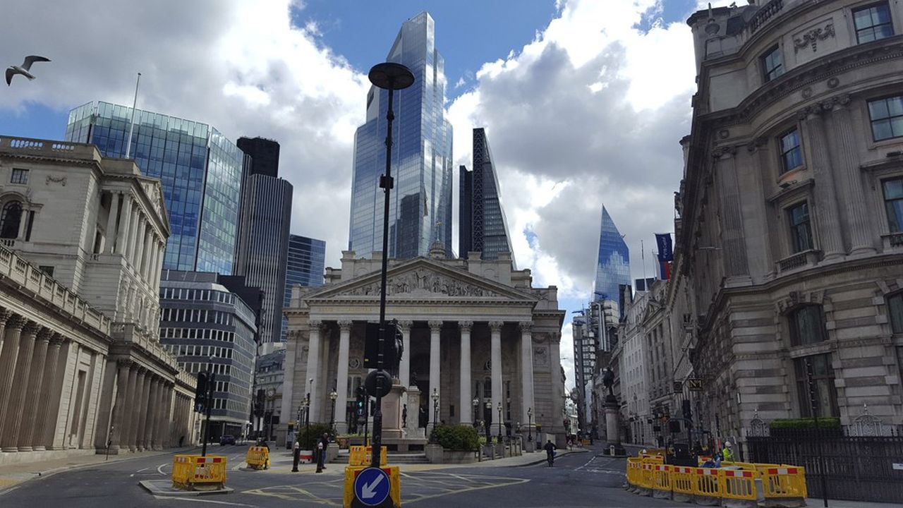 Entre les colonnes du Royal Exchange (au centre) et le bâtiment de la Banque d'Angleterre (à gauche), les rues de la City restaient désespérément vides, il y a quelques jours à Londres.