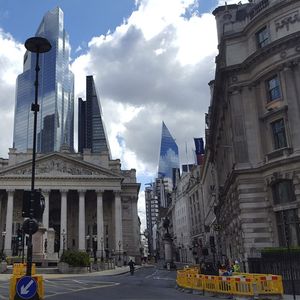 Entre les colonnes du Royal Exchange (au centre) et le bâtiment de la Banque d'Angleterre (à gauche), les rues de la City restaient désespérément vides, il y a quelques jours à Londres.